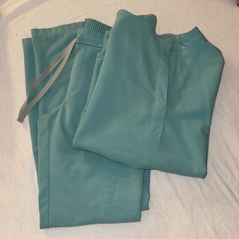FIGS scrub set